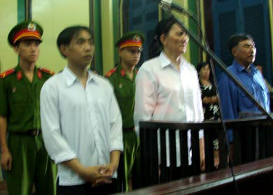 Cha bán con lấy tiền... xài 